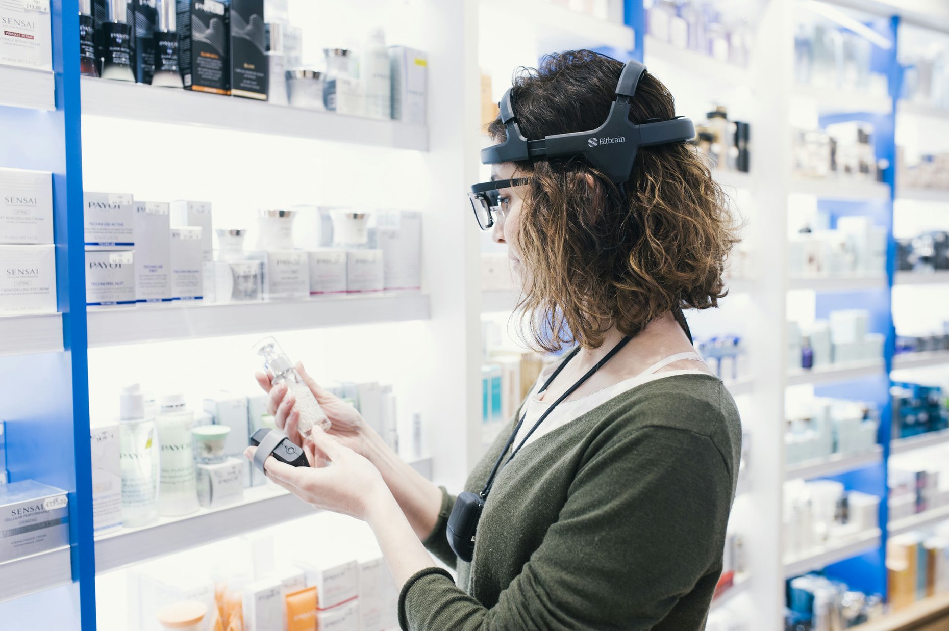 Participante utilizando el sistema Bitbrain Diadem dry-EEG, el amplificador Ring y gafas de eye tracking durante un estudio de neuromarketing para registrar actividad cerebral y atenci&oacute;n visual.