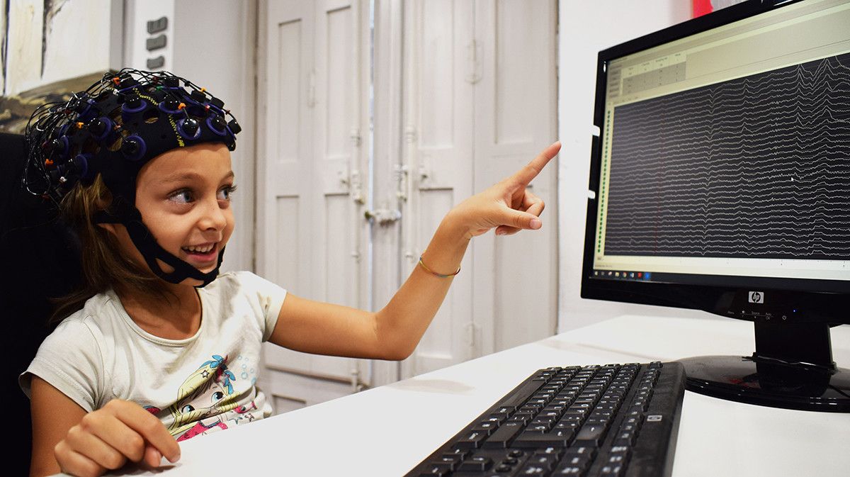 Una chica llevando el Versatile EEG de Bitbrain