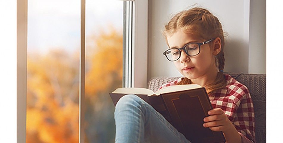 Niño realizando ejercicios para entrenar el cerebro gracias a la estimulación cognitiva que también se realiza en adolescentes