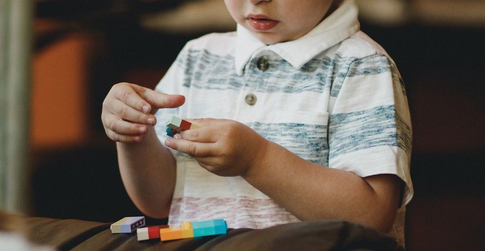 niño con tdah o trastorno de hiperactividad e inatención que puede mejorar en los estudios