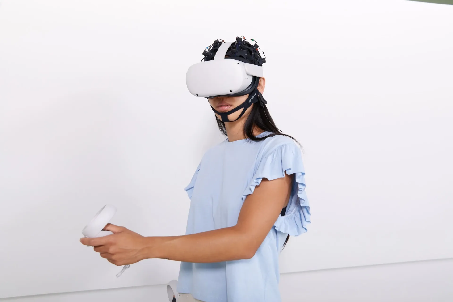 Bitbrain Versatile EEG with VR headset for brain monitoring in immersive environments
